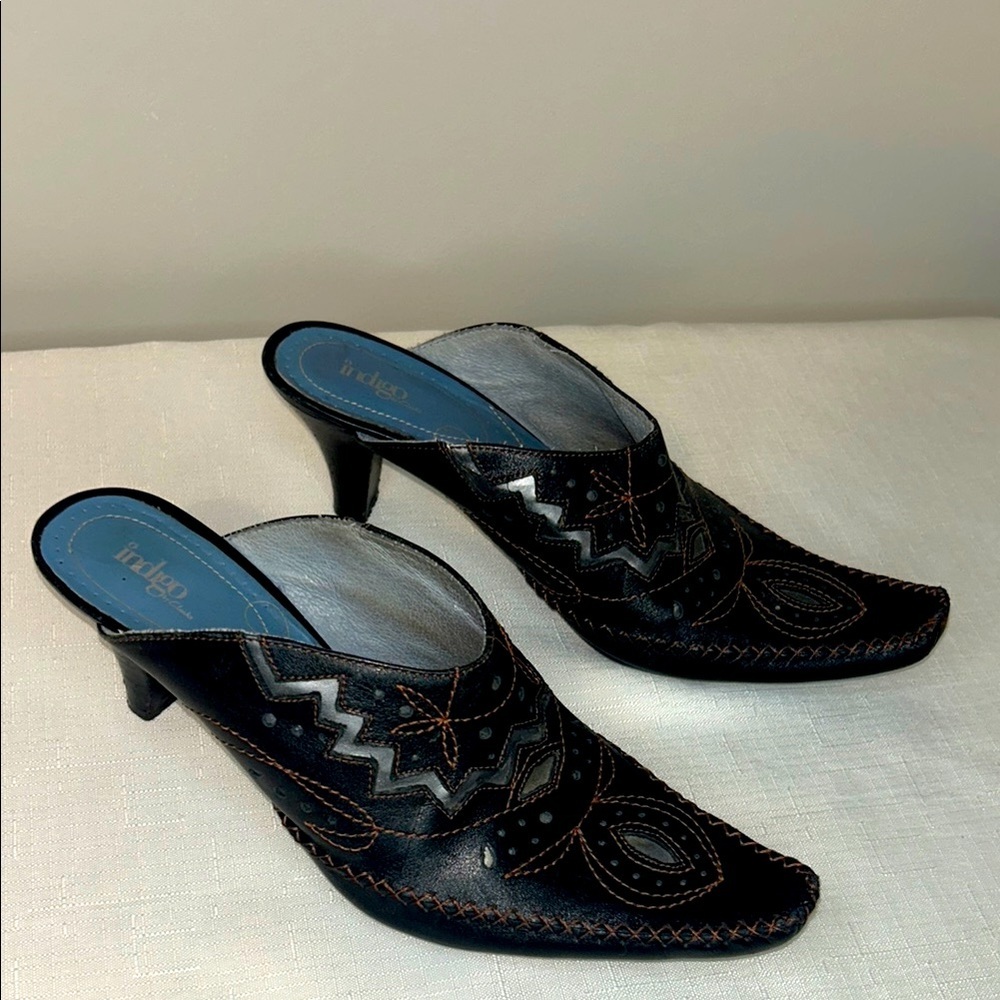 Clarks Brown and Blue Mules with Unique Design - Picture 7 of 7